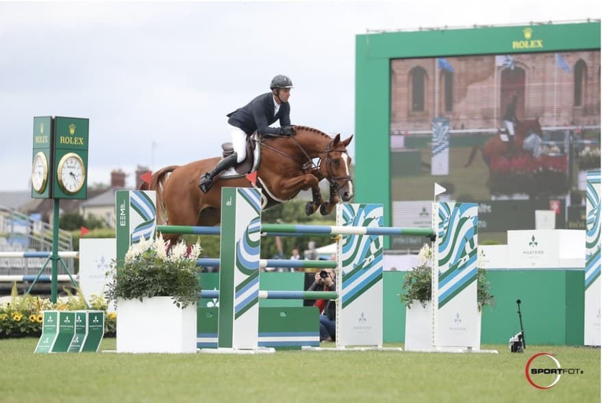 Farezzo jumping at an international show