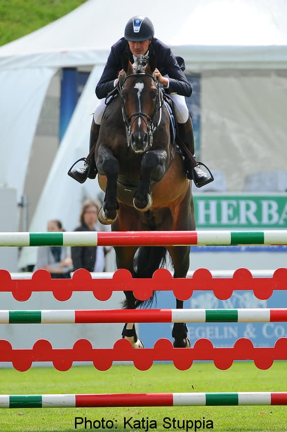 Uno II jumping at an international show